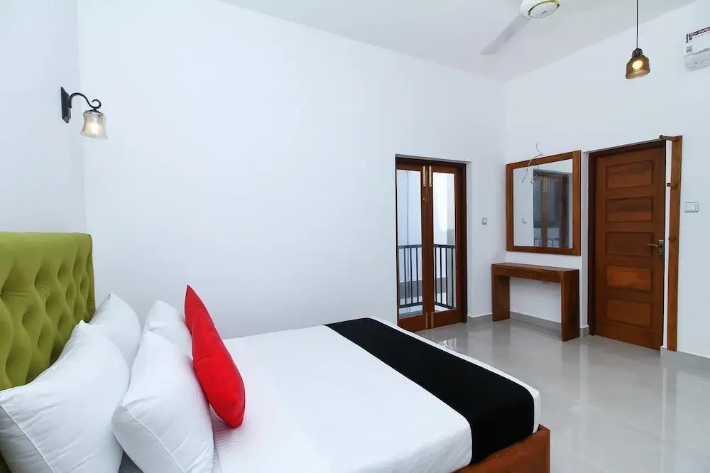 Capital O 470 J Leaf Hotel