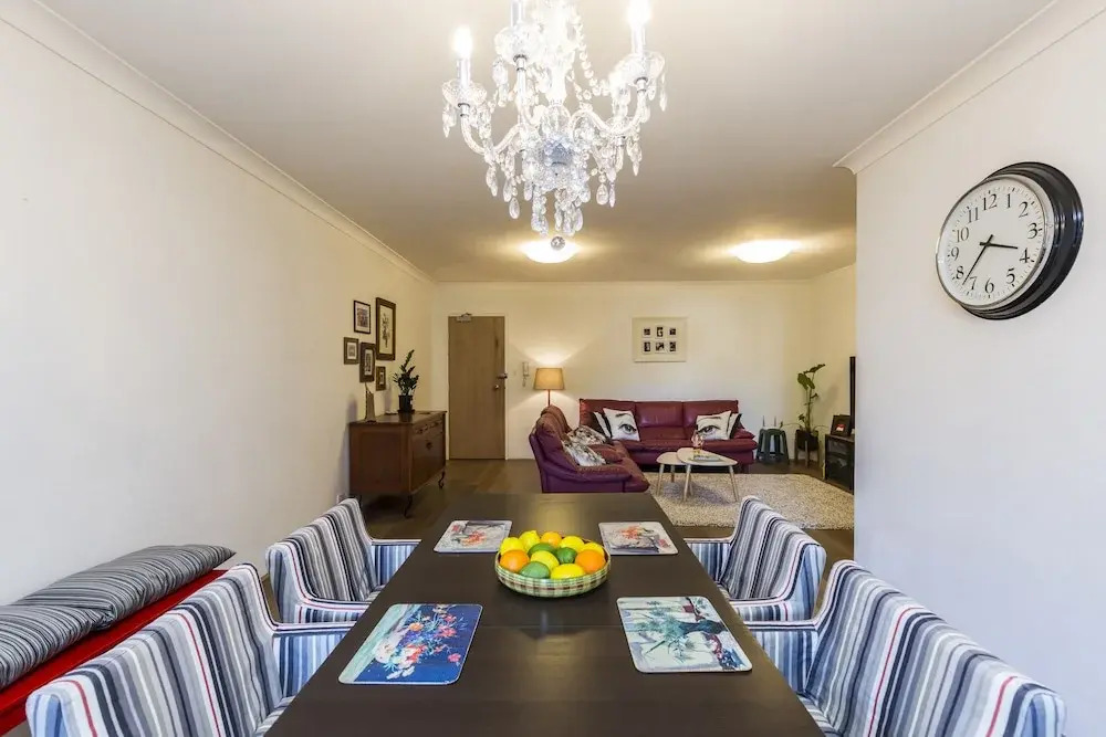 Two Bedroom Apt Close To Chatswood With Parking