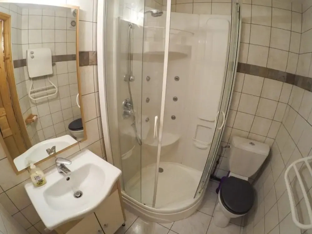 Brilliantly located spacious 4-Bedroom Chalet