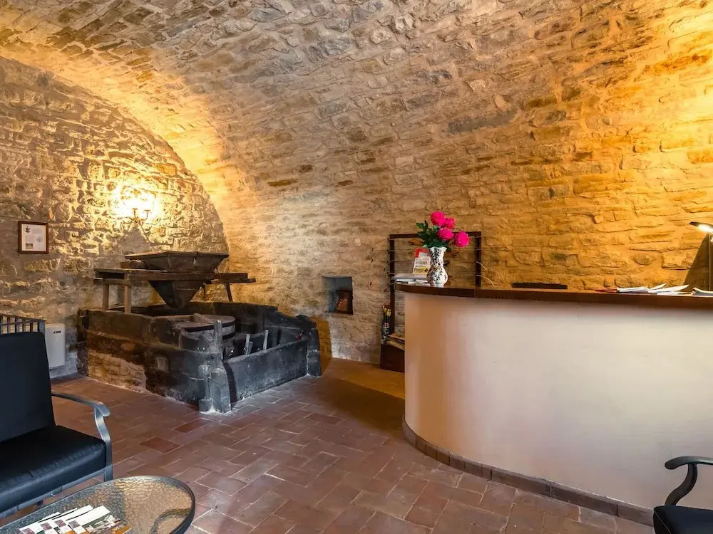 Estate With 5 Apartments, Swimming Pool, Large Garden