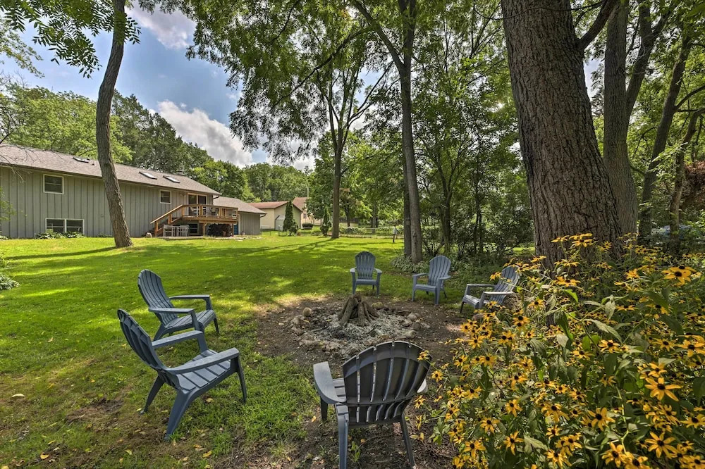 Lake Nagawicka Home - 2 Blocks to Boat Launch