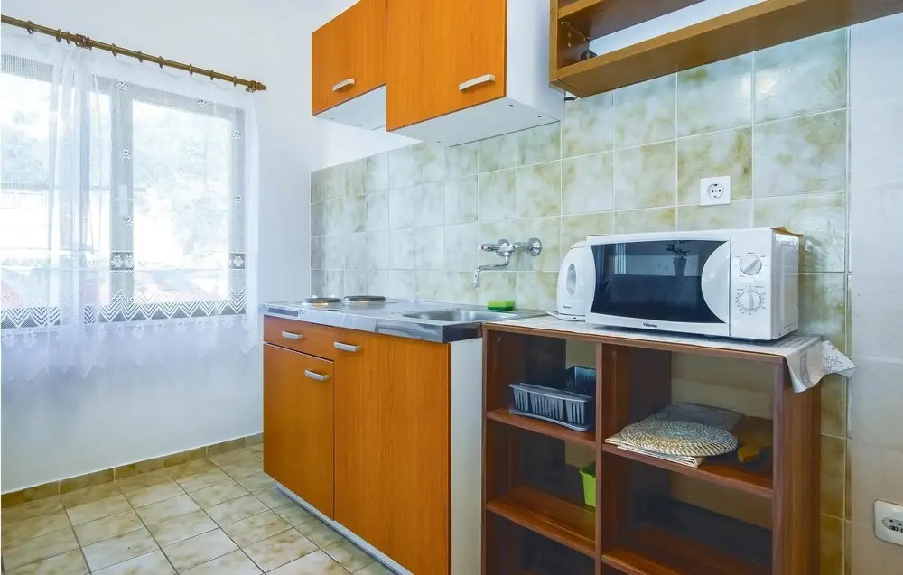 Amazing Apartment in Podstrana With 3 Bedrooms and Wifi