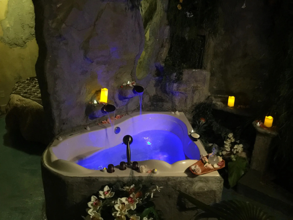 Hideaway Suites On 5th-Formally 5th East Hall