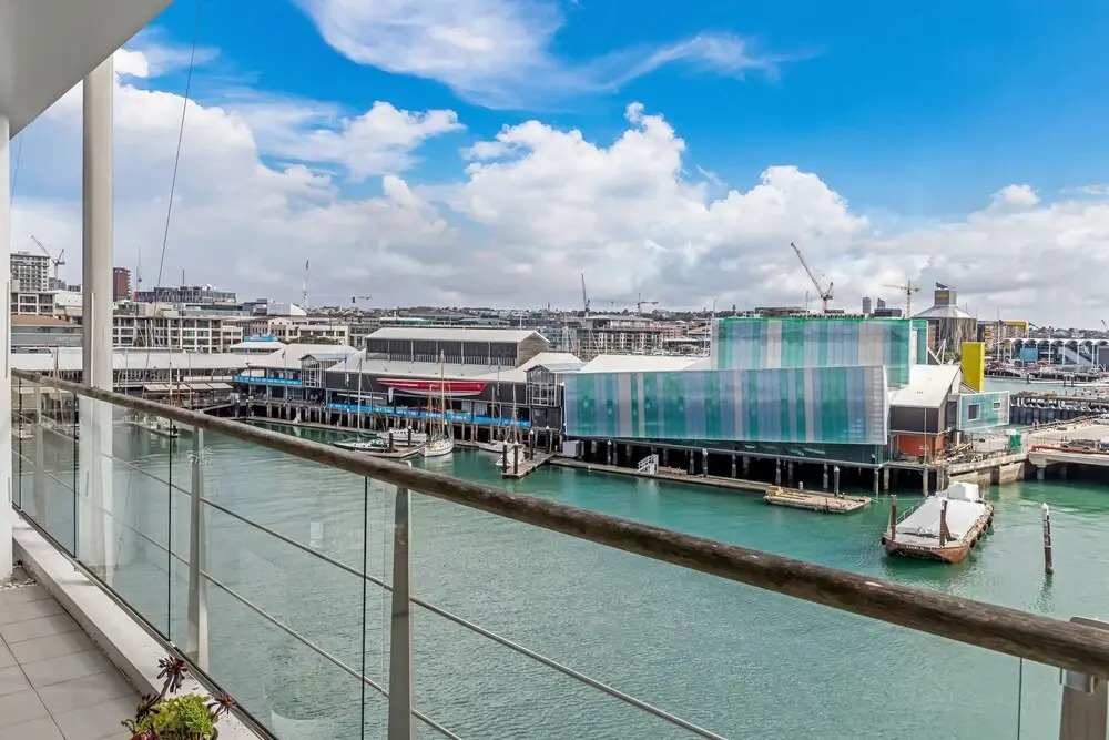 QV Elegant Modern Apt with Waterview 982