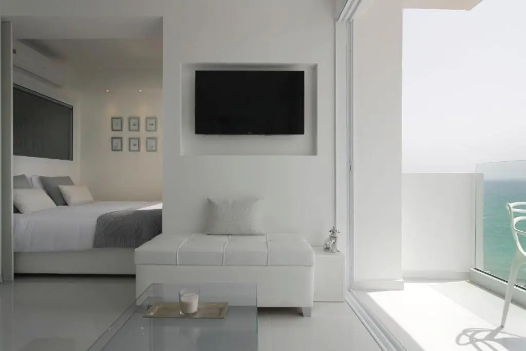 The White Pearl Suite - beach front city centre with sea view.