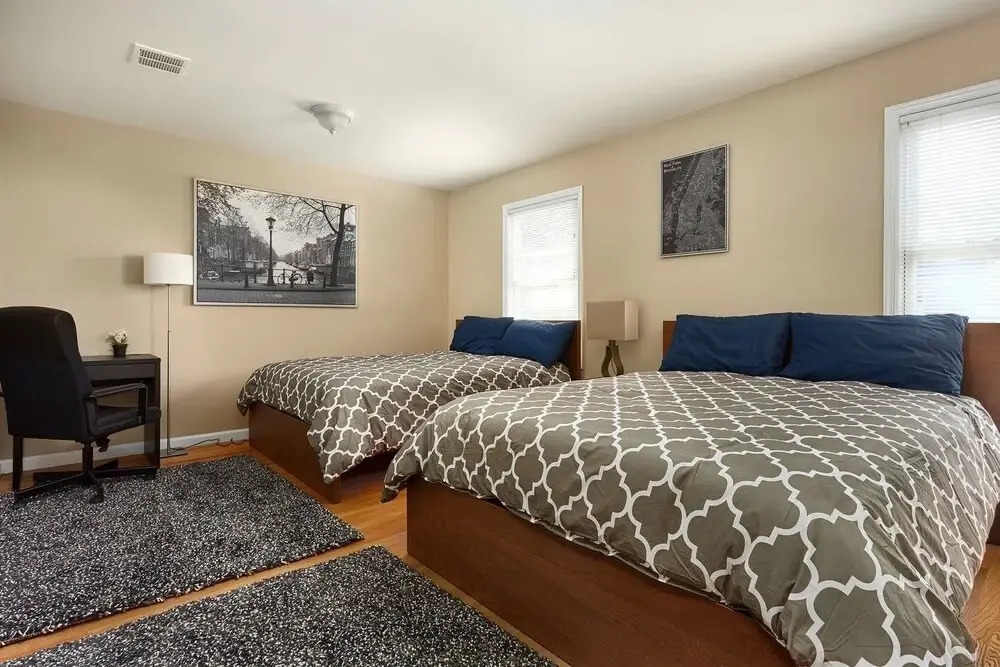 Huge Modern Home 20 mins to NYC