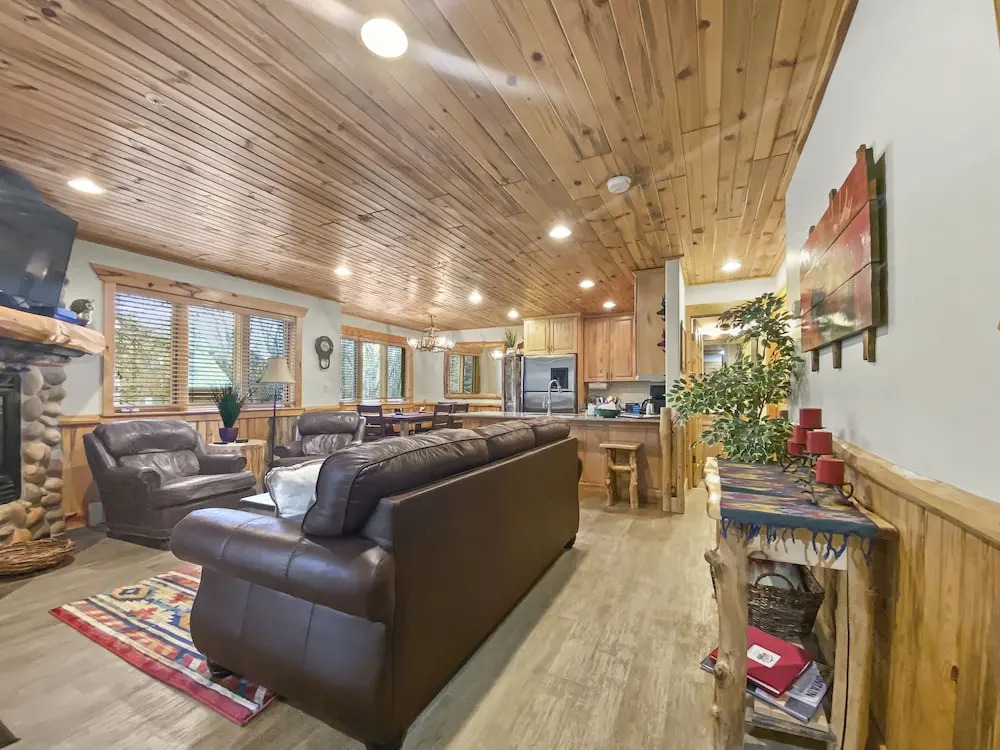 Timberwolf Lodge 6 2 Bedroom Cabin by RedAwning