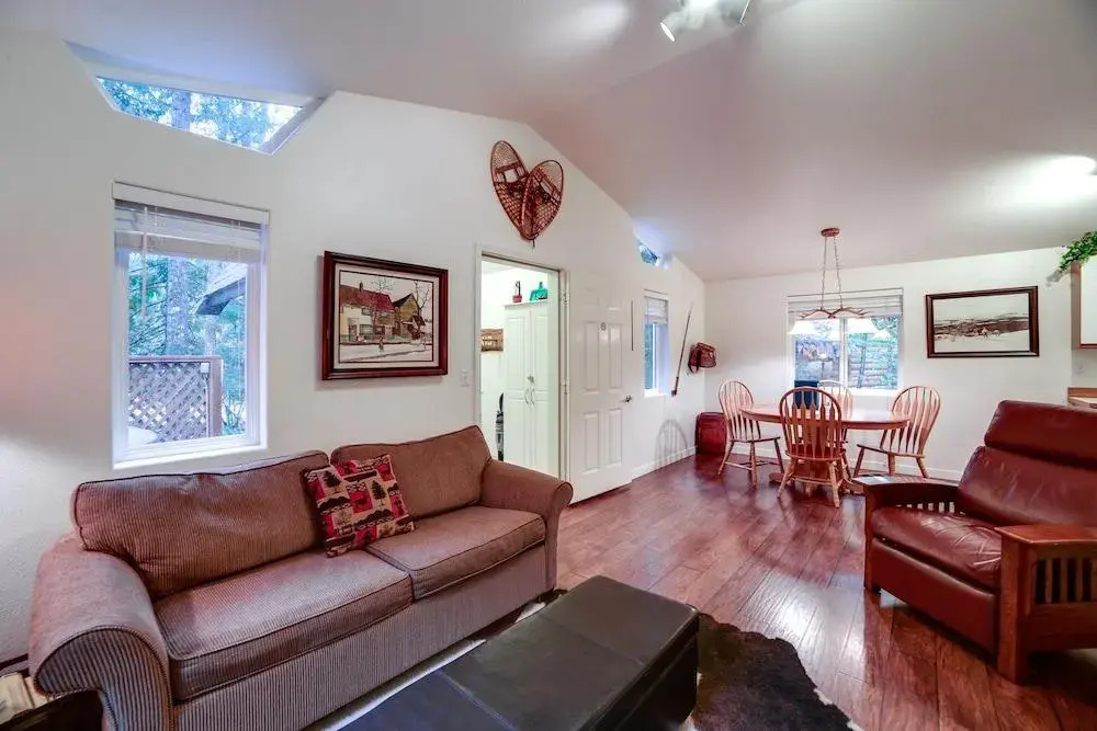 16GS - Hot Tub - BBQ - Pets Ok - Sleeps 2