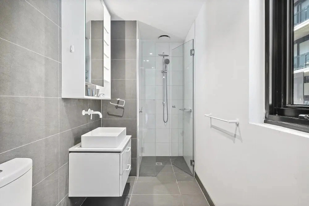 Well-lit 2-bed Apartment With Balcony
