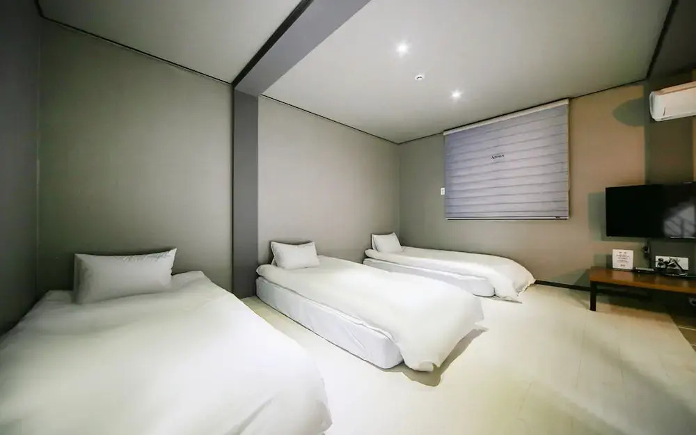 Adios - Hostel