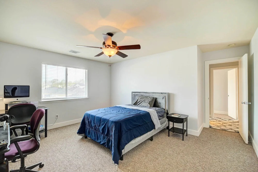 Houston Stay 7 Mi to NRG: Luxe + Group Friendly