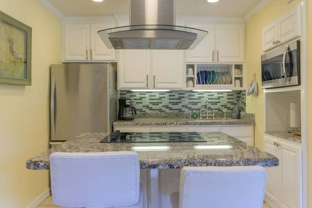 Tiki 107 - Beachfront Condo In South Padre Island 1 Bedroom Condo