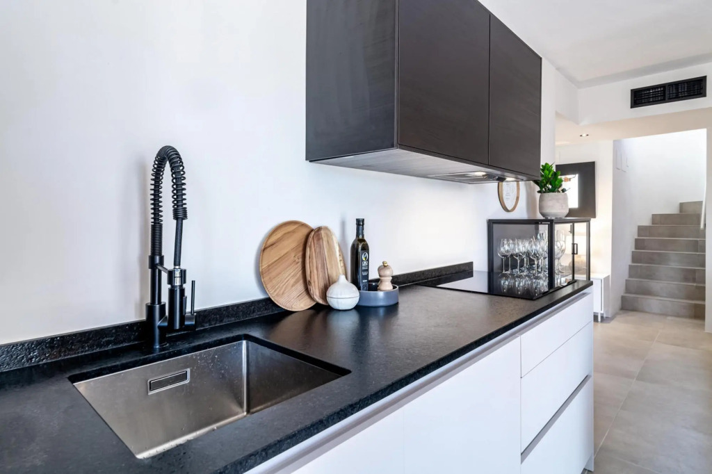 LNM17- Modern 1 bed flat, close to beach and port