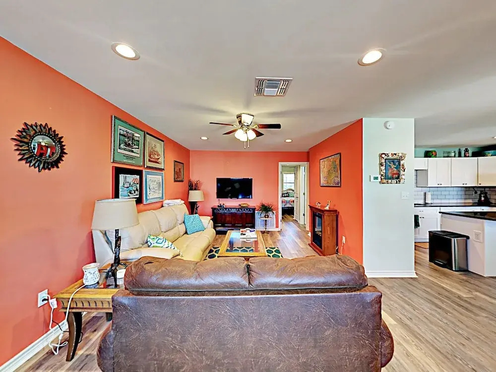 1313 S Magnolia St Home - 3 Br home by RedAwning