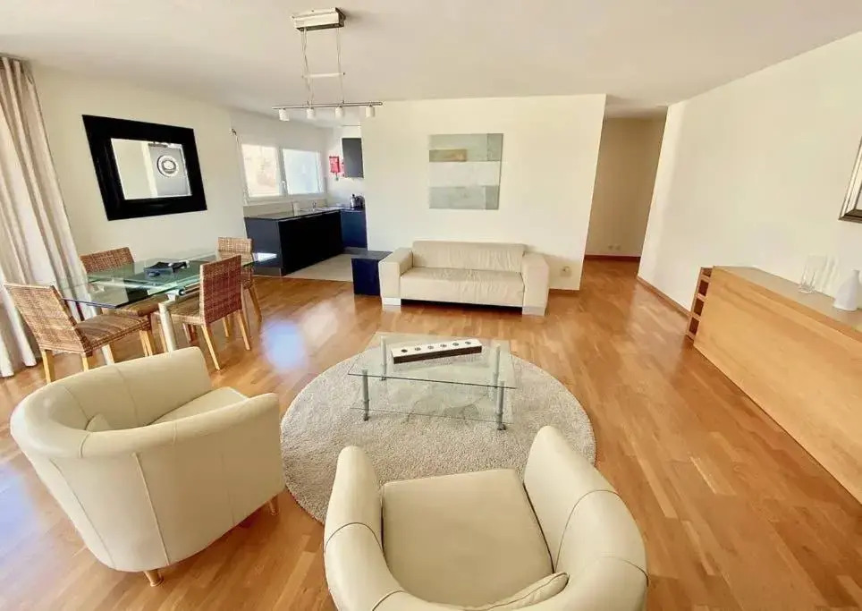 Modern, bright and spacious 3 bedrooms 2 bathrooms
