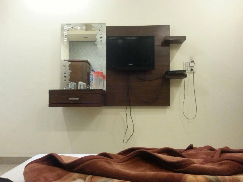 HOTEL TASHKENT PALACE - Budget Friendly, Near R K Ashram Metro Station