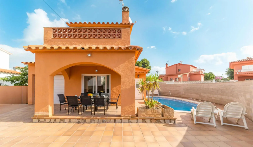 Gemma in L'Escala with 4 bedrooms and 3 bathrooms