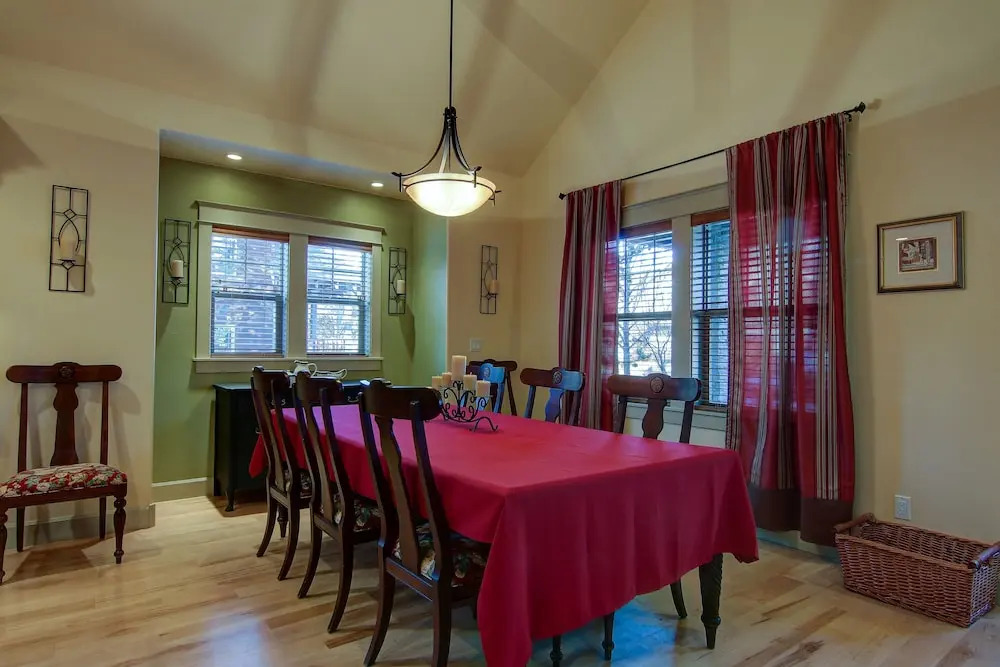 Wild Meadow 30 Day Minimum 4 Bedroom Home by RedAwning