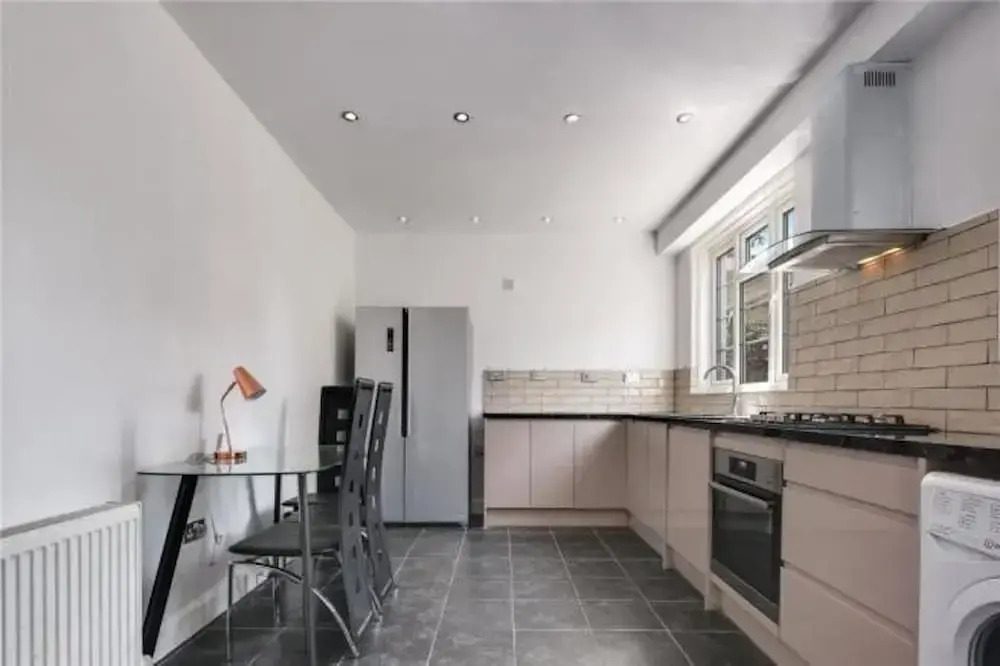 Limehouse Townhomes A Modern 4-bedroom 3-bathroom Townhome With a Private Garden