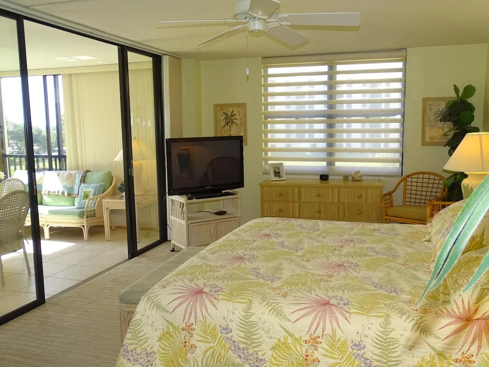 Gulf And Bay Club- B301 Updated End Unit! 2 Bedroom Condo