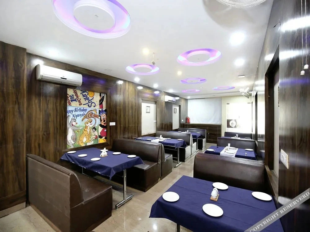 Majestic Crown by OYO Rooms