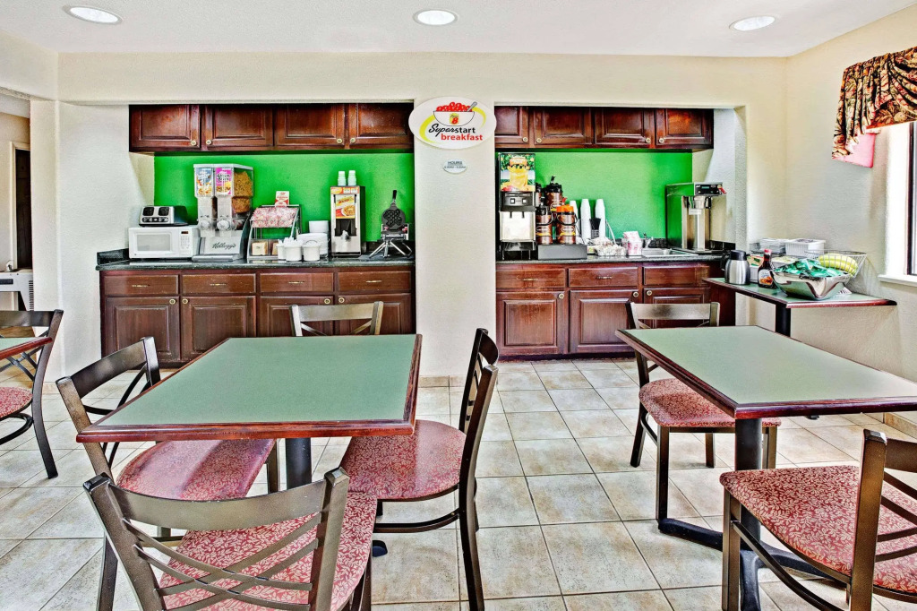Super 8 by Wyndham Baytown I-10