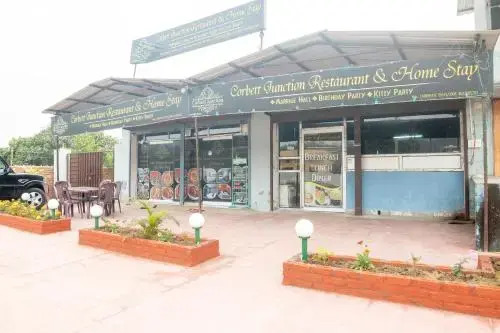 OYO 28195 Corbett Junction