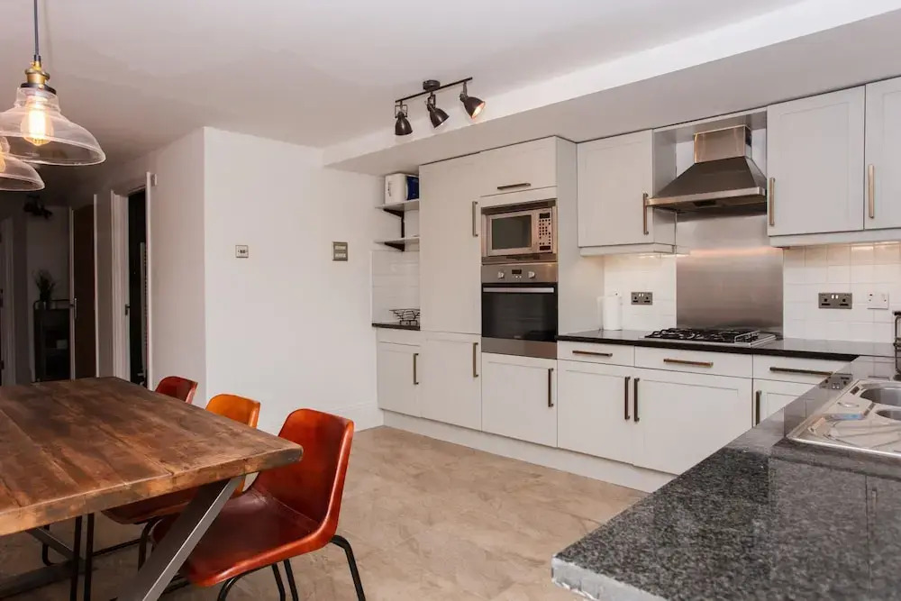 2 Bedroom Flat near Canary Wharf Sleeps 4