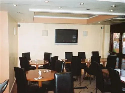 OYO VII Hotel & Indian Restaurant