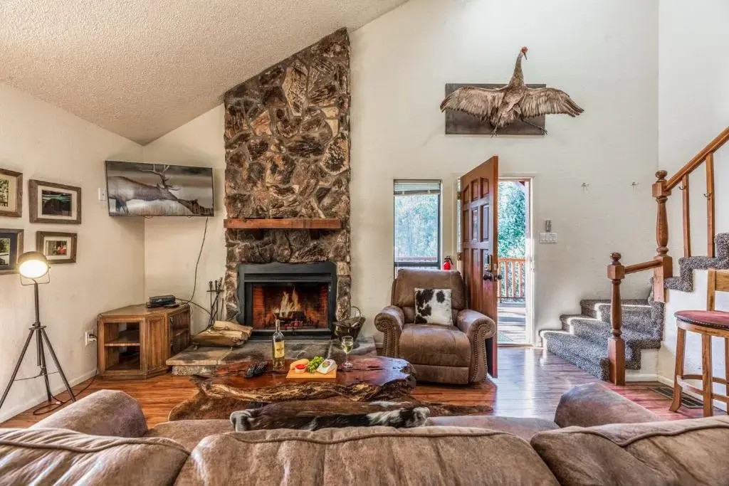 Cabin on the Creek, 2 Bedrooms, Sleeps 6, Hot Tub, Fireplace, Pet Friendly