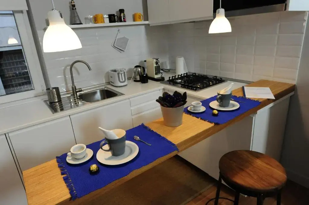 Fotofever Apt, two bedrooms with air conditioned in elegant shopping area, close to Vatican City