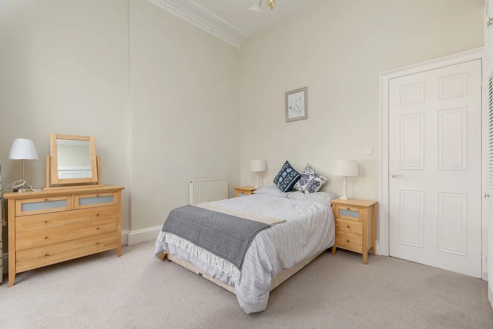 Light and Spacious 2 Bedroom Flat in Heart of Edinburgh
