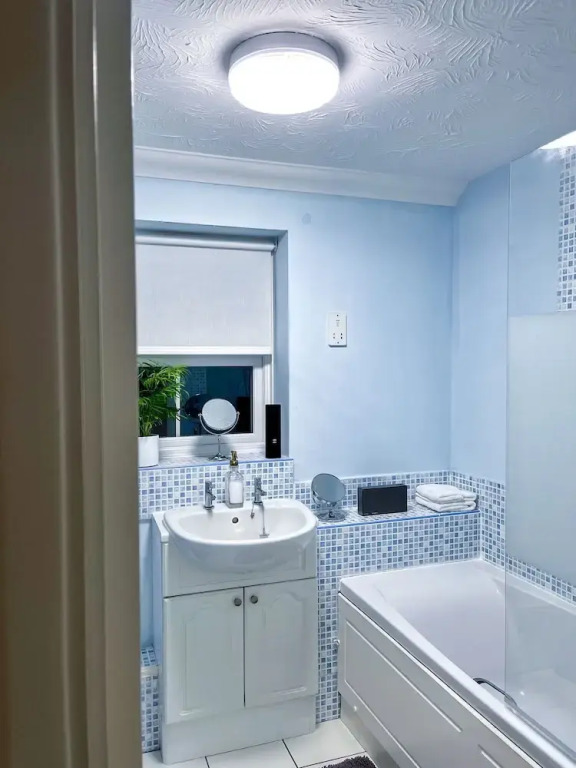 1-bed Apt, Sleeps 2, 20 min Walk to Centre