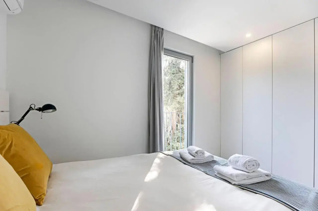 Stylish Flat W/ Gym & Parking by LovelyStay