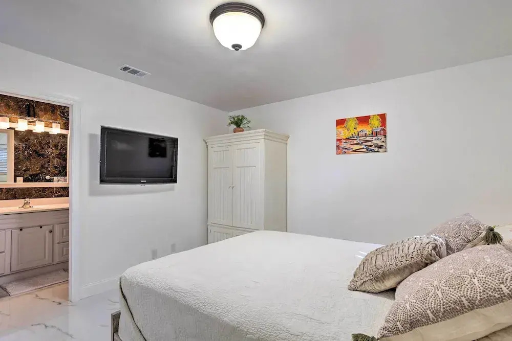 West Palm Beach Apartment 3 Mi to Shore!