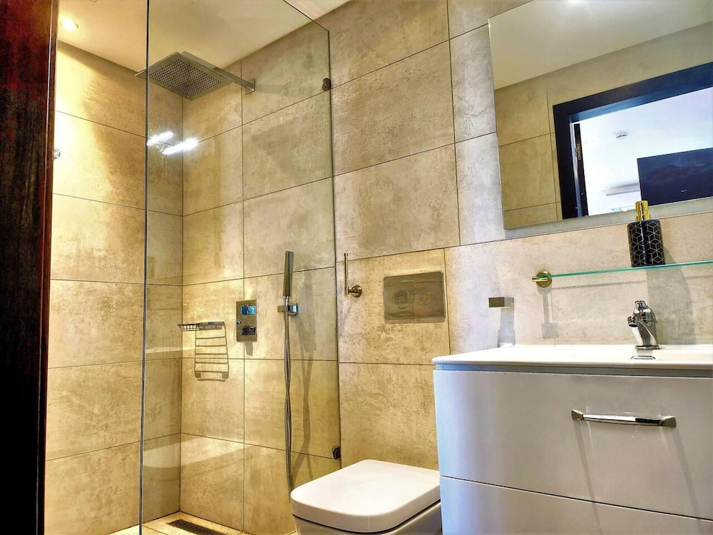 Fantastic Luxury Gem-5star Location, Pool, Gym