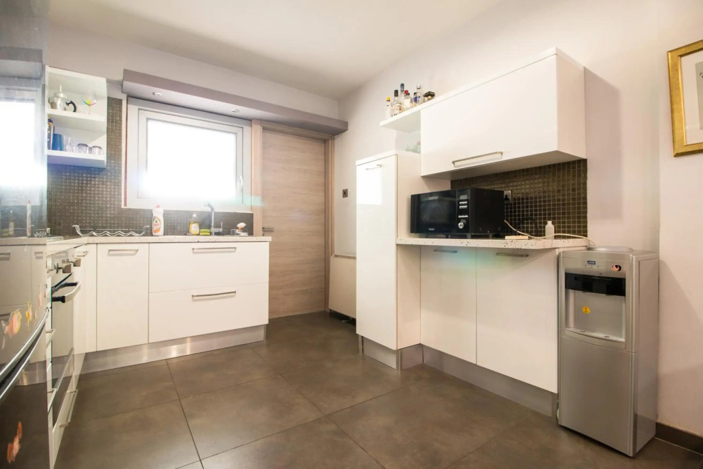 Renovated 2-bedroom flat with free parking, center