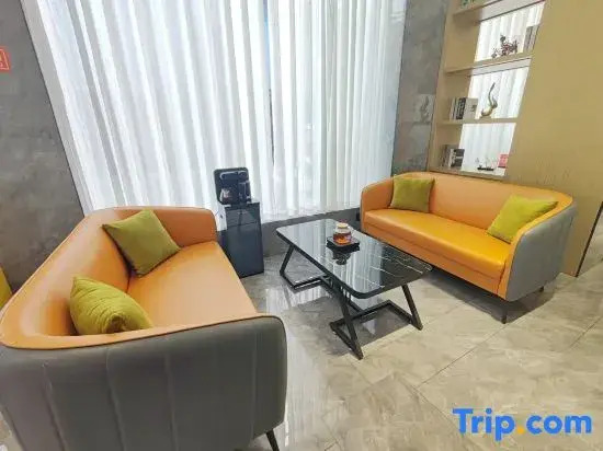 Unitour Hotel, Wuyi Interchange Metro Station