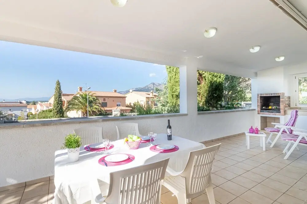 3 Bedroom Villa in Roses Near the Beach