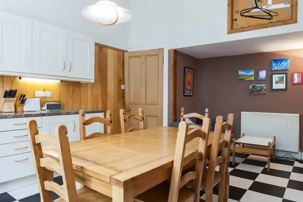 4 Bedroom Apartment Near The Meadows