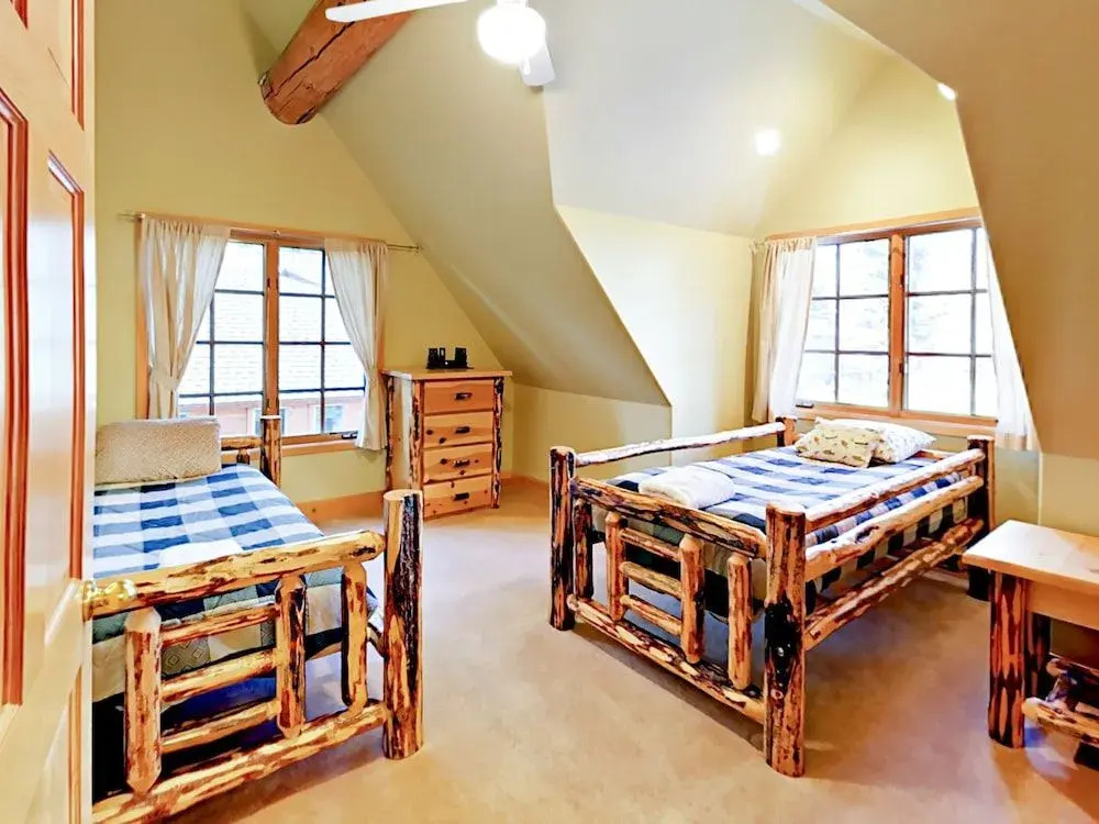 3BR Custom Handmade Log Home by RedAwning