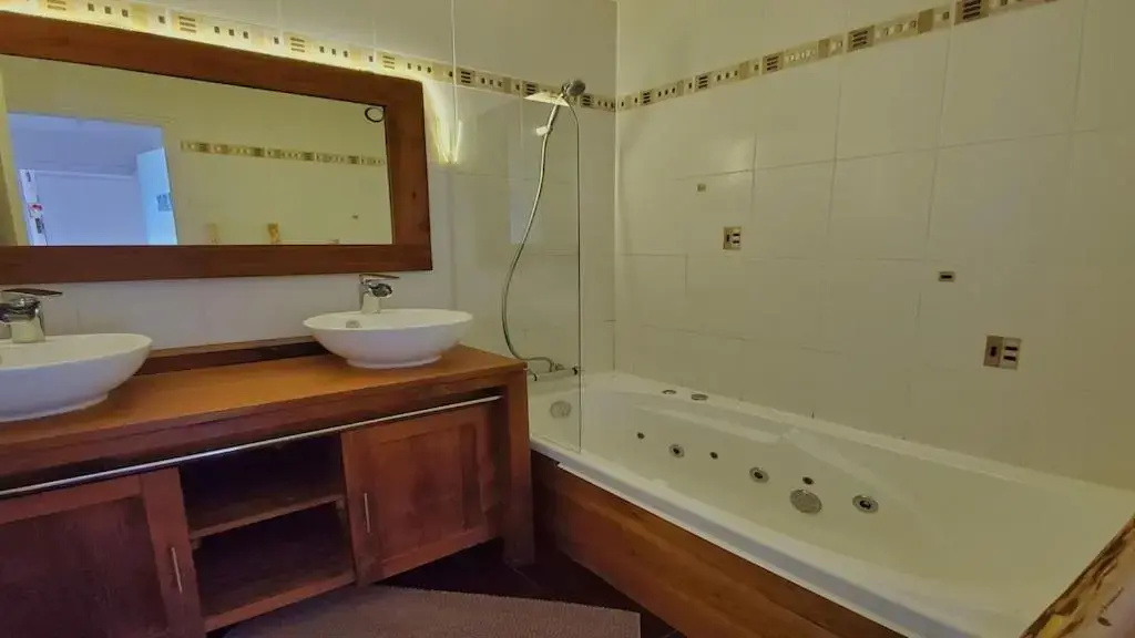 Luxury Apartment * Quiet * View * Heart of Annecy * 2 steps from the Lake * * * *