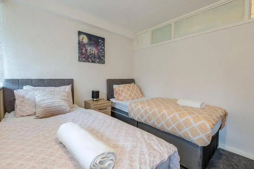 BIRMINGHAM COPLOW, 3 bedrooms house, with 6 beds, 2x doubles beds, 3x singles beds and 1 sofa-bed,sleeps people
