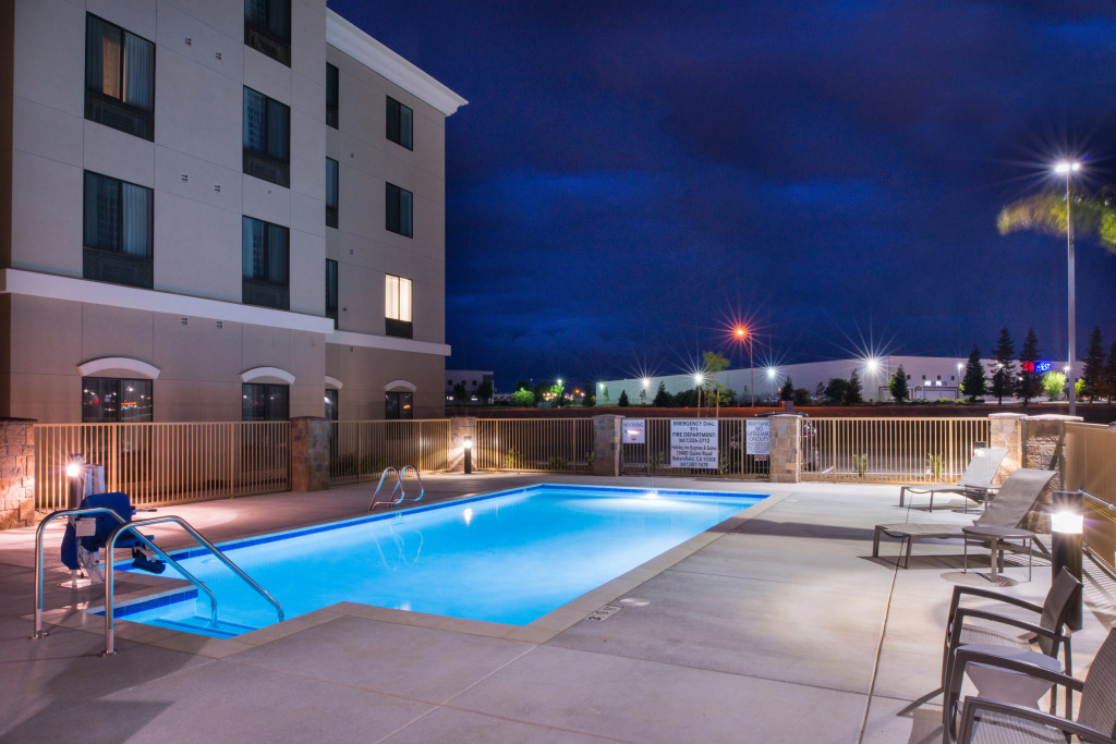 Holiday Inn Express & Suites Bakersfield Airport by IHG