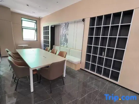 GreenTree Inn Express Hotel (Shanghai Pujiang Town Huizhen Road Subway Station)