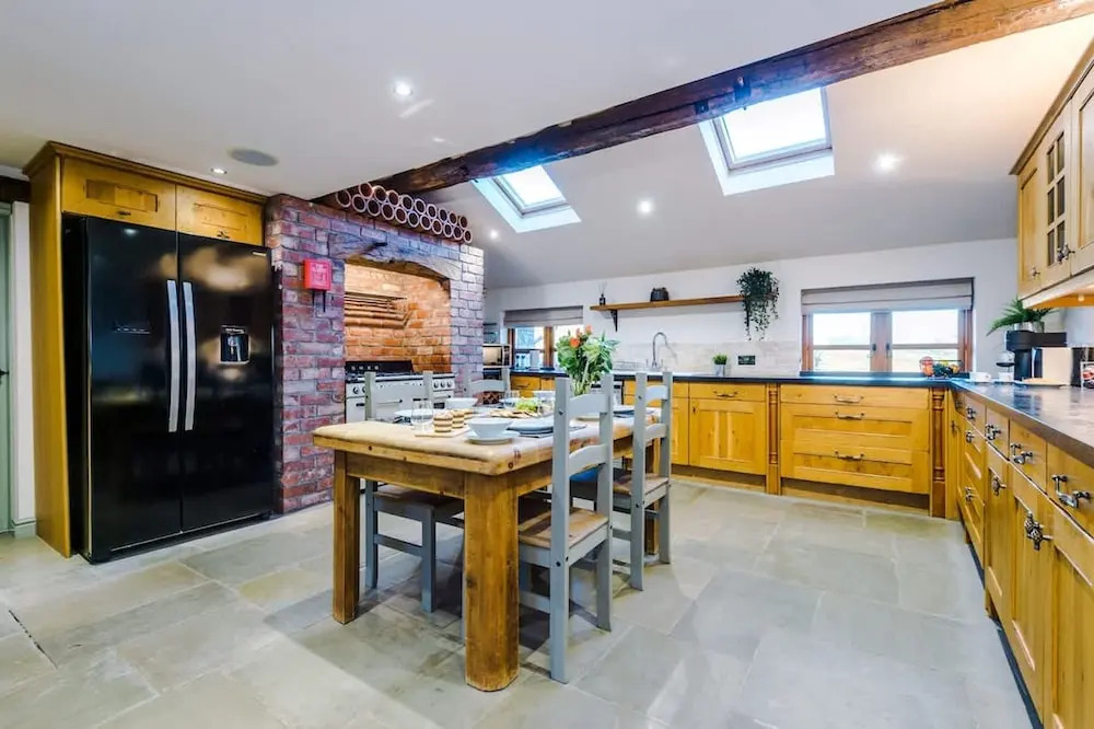 Luxurious Private Home w Hot Tub Log Burner