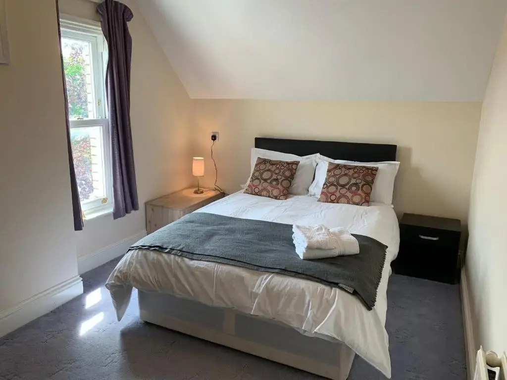 Spacious 5 Bed Apartment Ideal for Contractors with parking in Iffley, Oxford by BedsAway