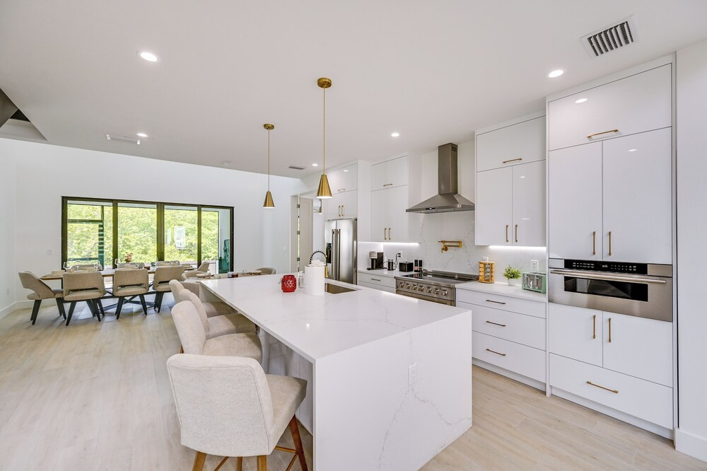 3 Mi to Naples Beach: Chic Group Getaway w/ Pools!