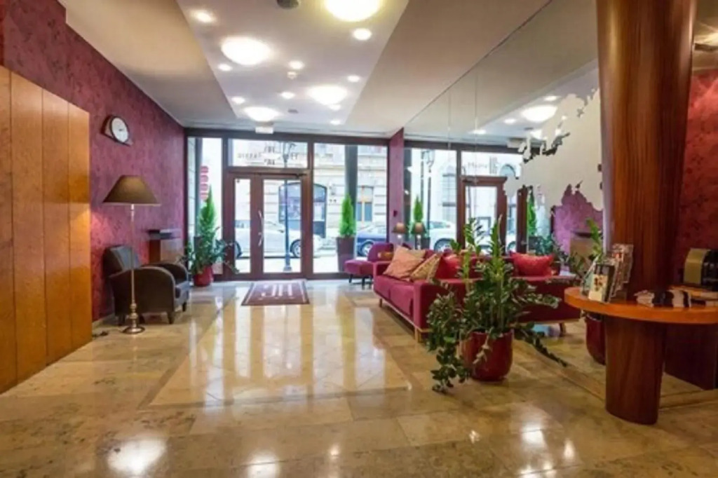 Hotel H12