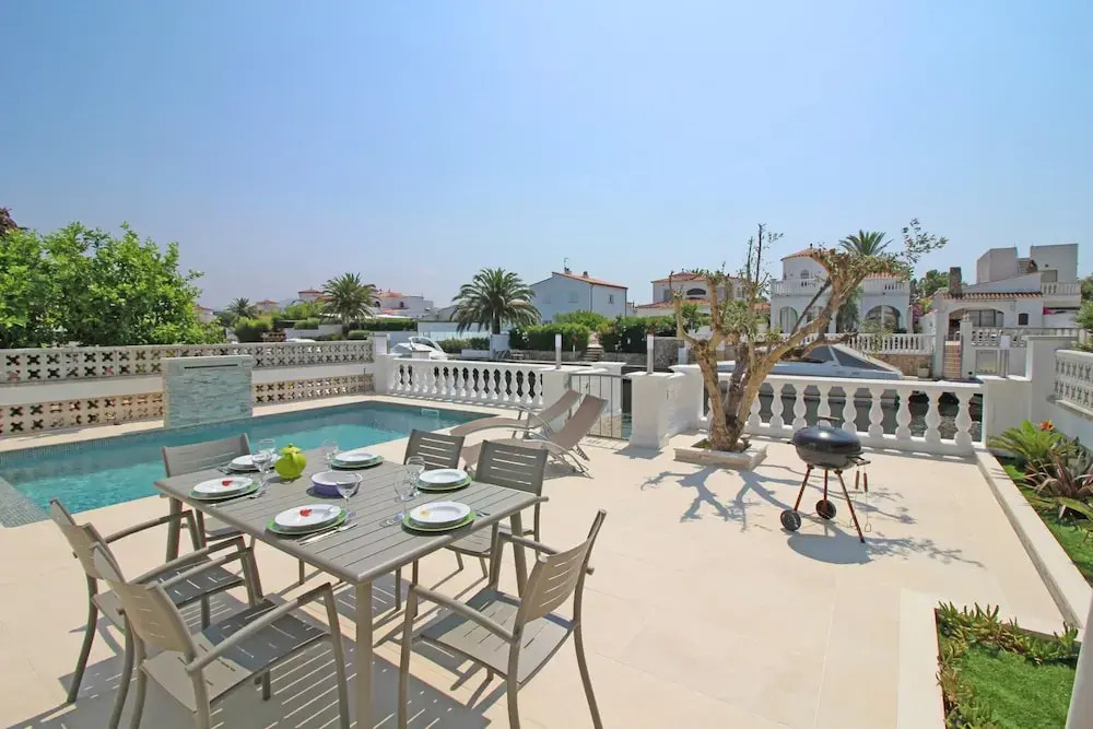 Villa in Empuriabrava With Private Mooring